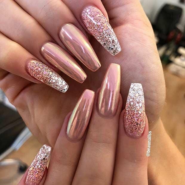 Alcune unghie acriliche sfumate e glitter perlescenti in rosa e argento