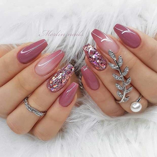 Alcune unghie acriliche viola con glitter argento
