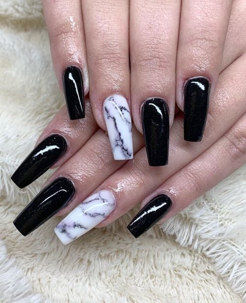 Unas Nails Acrilicas Negras y dos en Blanco tipo Granito