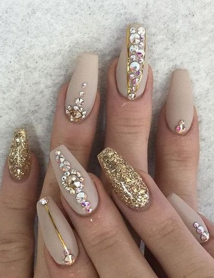 Unas Nails Acrilicas con brillantes dorados y plateados fondo marfil