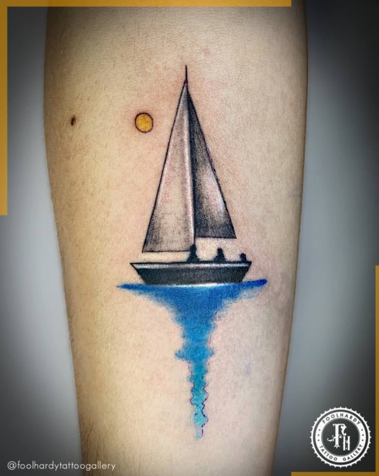 galeria de tatuagem imprudente Barco Veleiro mar sol e três pessoas no