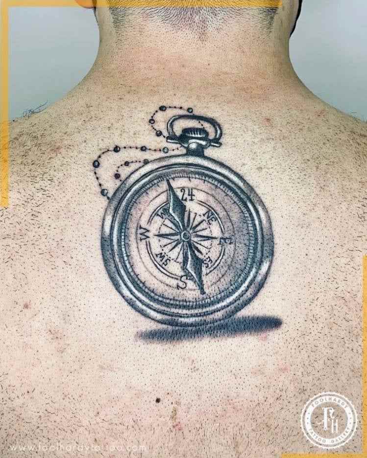 tollkühne Tattoo-Galerie Kompass auf dem Rücken zwischen den Schulterblättern mit einer Kugelkette