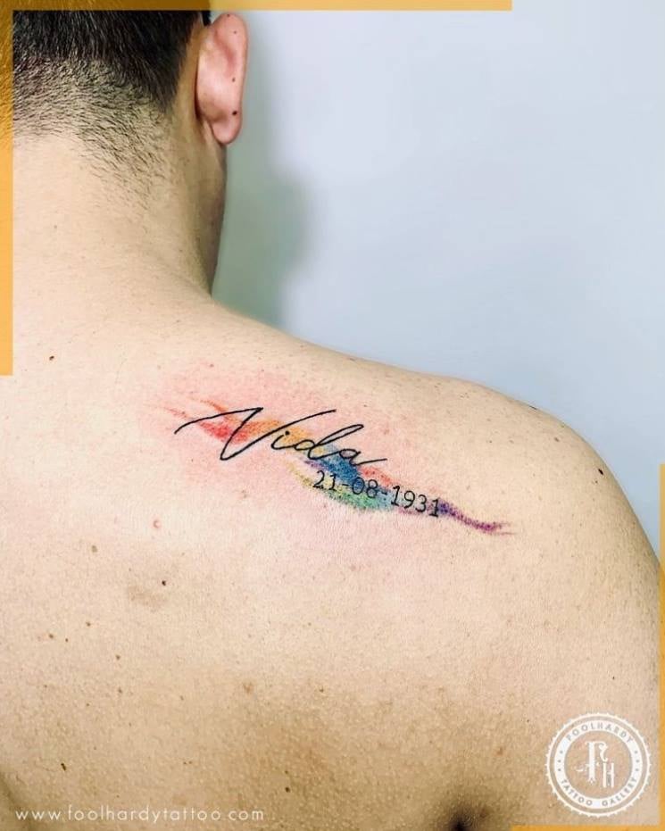 galeria de tatuagem imprudente Word Life e data no ombro