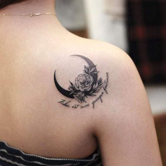 1 TOP 1 Tatuaje de Luna en Hombro Omoplato Media Luna Negra con Ramito de Rosas e Inscripcion