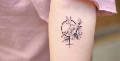 1 TOP 1 Tatuajes Chiquitos Simbolo de Mujer y Ramito de Flores Negras en antebrazo