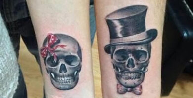 1 TOP 1 Tatuajes de Calavera para parejas en muneca y antebrazo ella con mono el con levita
