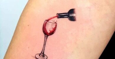 1 TOP 1 Tatuajes de Vino Tinto Botella sirviendo en una copa en antebrazo