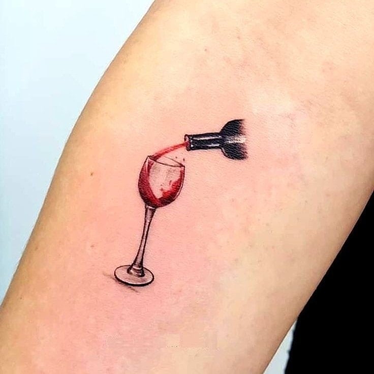 1 TOP 1 Tatuajes de Vino Tinto Botella sirviendo en una copa en antebrazo