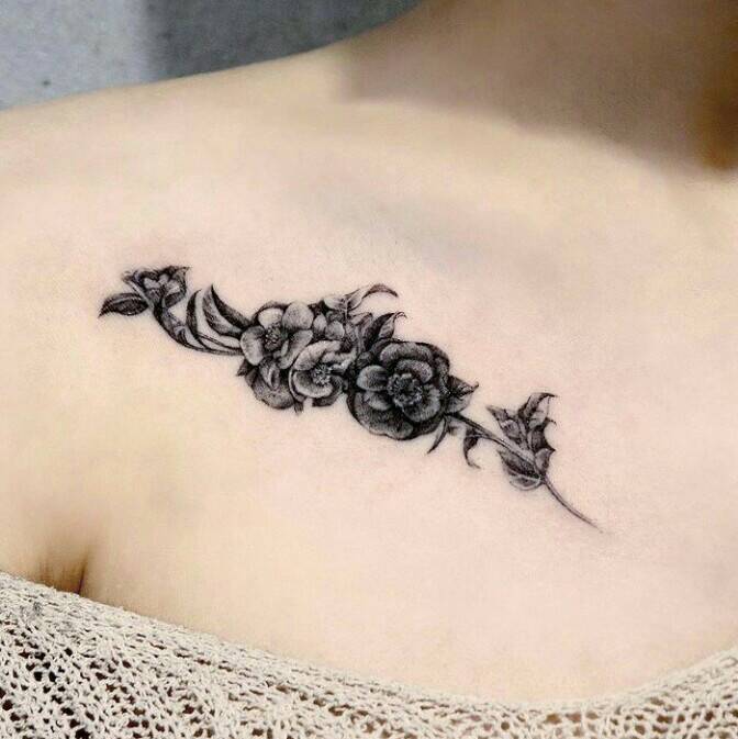 100 tatuagens de flores negras na clavícula