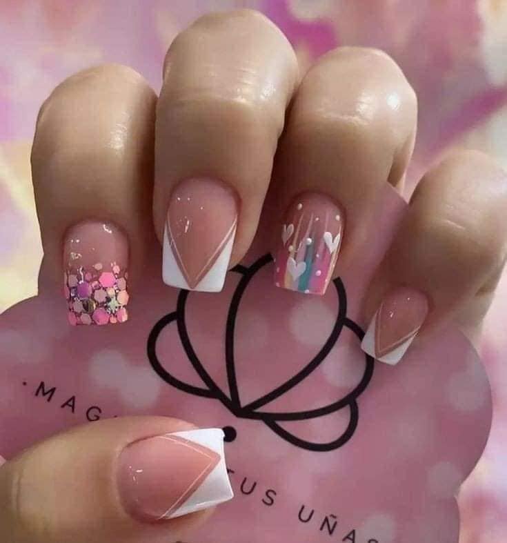 103 Design of Short Magical Spa Pink Nails avec des pointes diagonales scintillantes encapsulées roses coeurs blancs