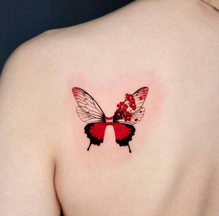 103 tatuagens de borboletas vermelhas e pretas intensas na clavícula com pequenas flores vermelhas