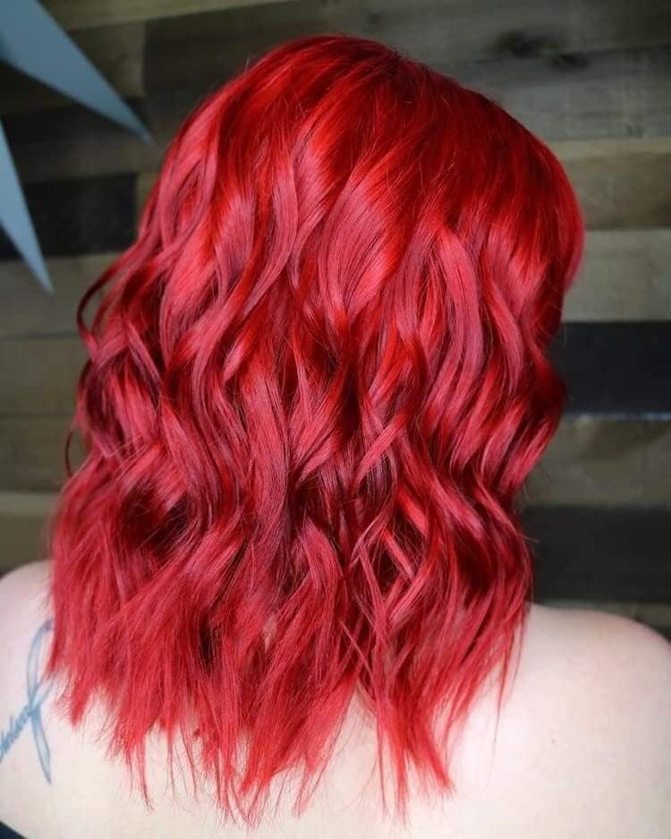 12 idee per capelli rosso viola semicorti