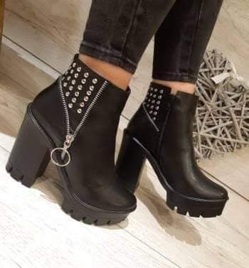 13 botas de tornozelo pretas para mulheres com tachas prateadas e fecho de roupa de jeans preto