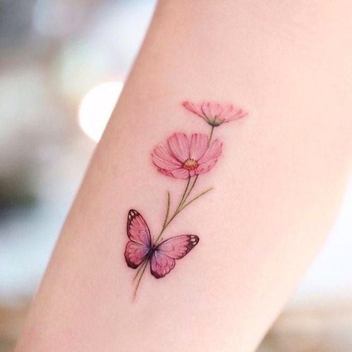 138 Mariposa Rosada y dos flores rosadas delicadas con tallo fino verde