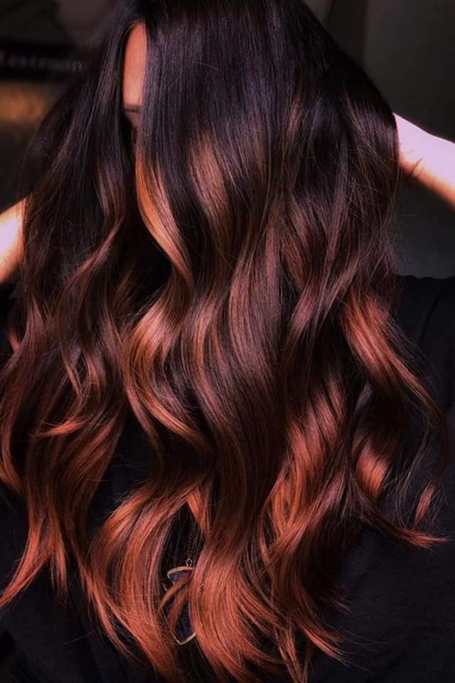 14 Braunbraune Haarfarbe mit Magenta-Tönen