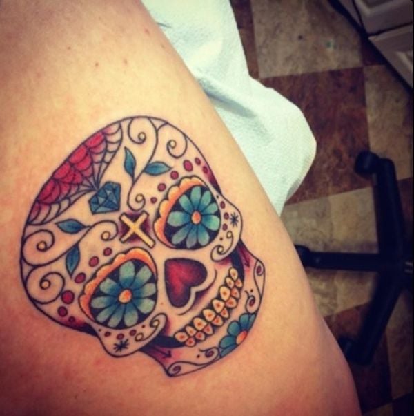 14 tatuaggi messicani con teschi Catrina con fiori blu incrociati nelle orbite dei denti, ragnatele nel cranio