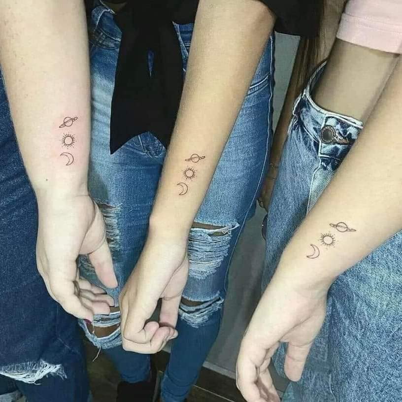 14 tatuagens para melhores amigas três estrelas lua sol e júpiter no pequeno antebraço