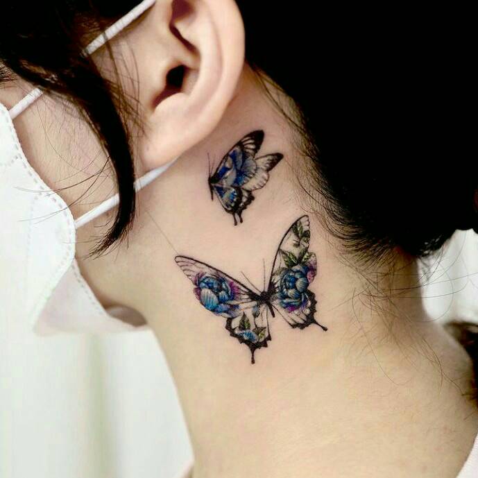 148 Tattoos von zwei schwarzen Schmetterlingen am Hals mit feinen Details aus blauen Blumen