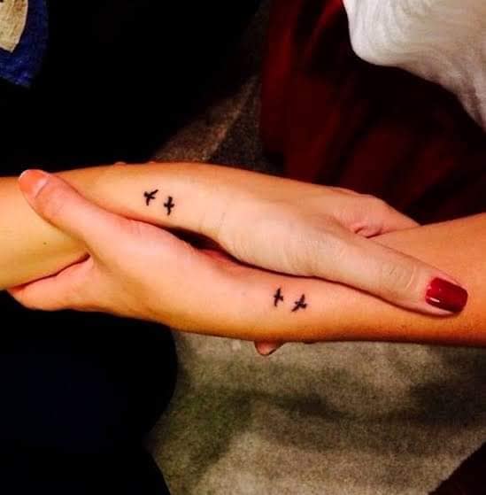 15 Tattoos für beste Freunde, zwei Vögel, die auf der Handseite fliegen, klein, schwarz