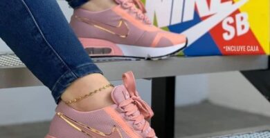 Sneakers 1500 Nike Air rosa con logo circondato da oro lucido realizzate in tessuto leggero e arioso