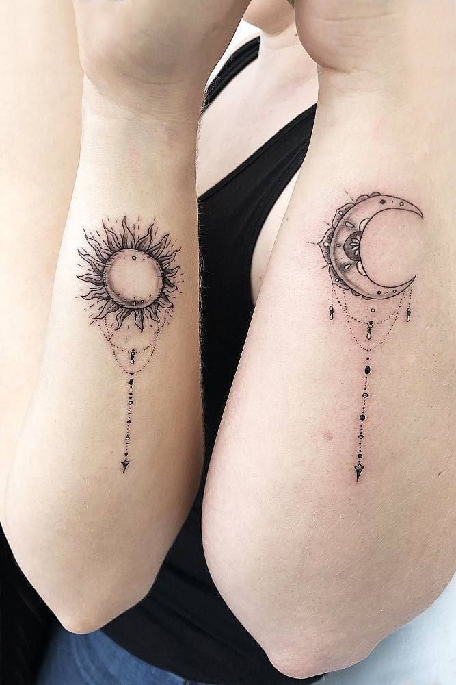 17 tatuaggi per i migliori amici su entrambi gli avambracci Sole con ornamenti pendenti e Luna con ornamenti pendenti in BlackWork