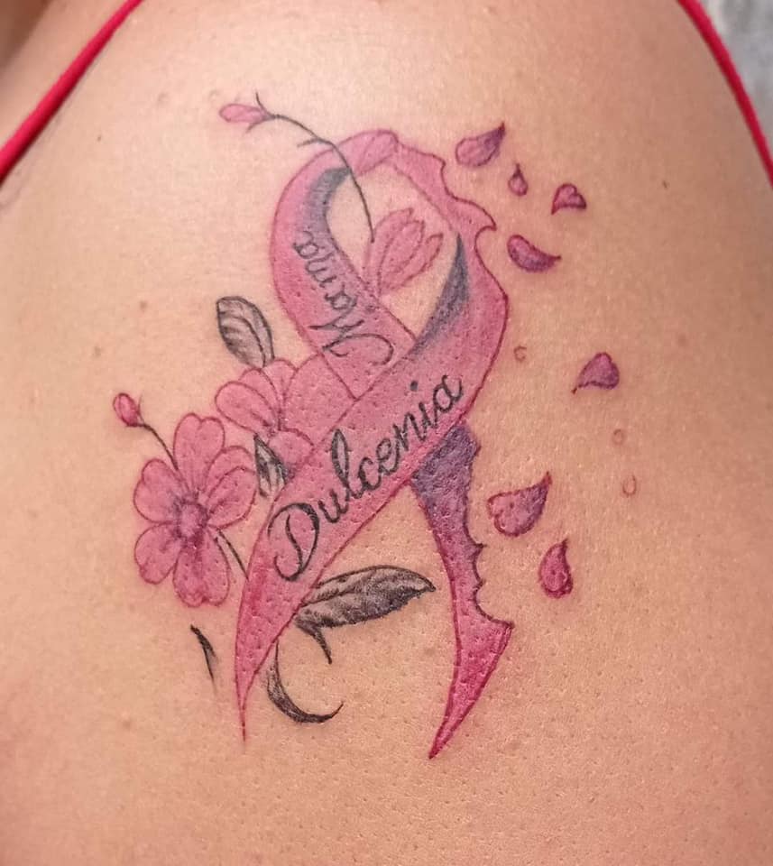 18 I tatuaggi più apprezzati dalle donne Nastro rosa da lutto con i nomi Dulcenia e Mama con i signori delle rose