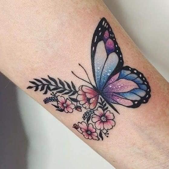 19 Tätowierungen von Schmetterlingen, halb Blumen und Zweigen und halb blauen und violetten Flügeln auf dem Unterarm