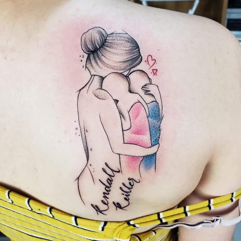 19 Most liked tattoos for women Mother hugging two babies with names Kendall and Keiller on the shoulder blade