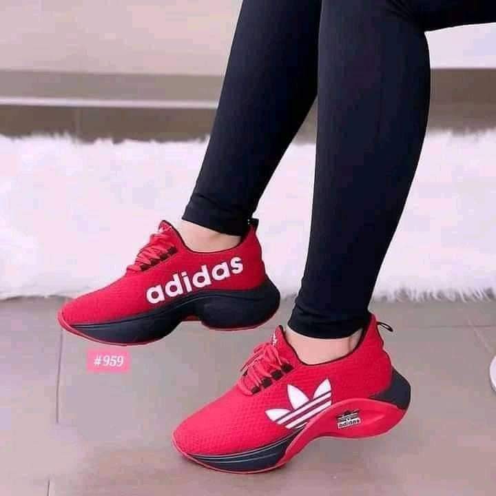 194 chaussures Adidas en rouge et noir