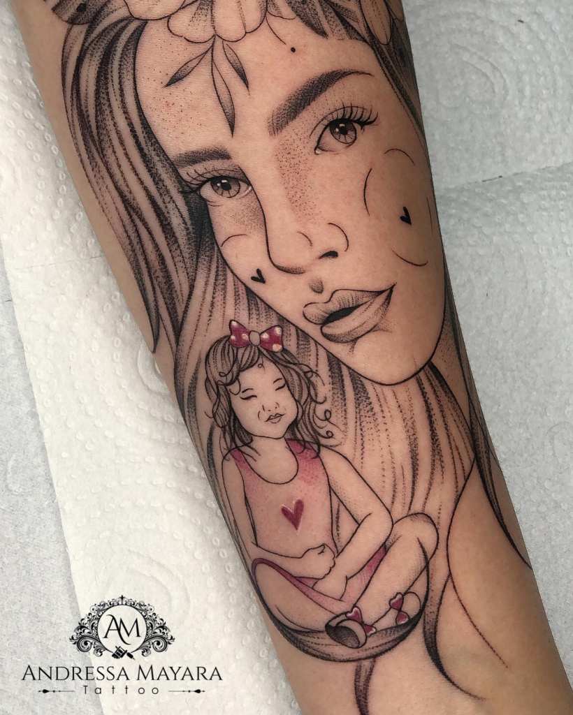 2 TOP 2 Gesichtstattoos einer realistischen Frau mit Tochter auf dem Unterarm Andressa Mayara Santa Catarina Brasilien