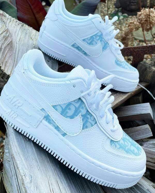 2 TOP 2 Chaussures de tennis pour femmes blanches Nike Air combinées avec du tissu à motifs bleu clair nike air force