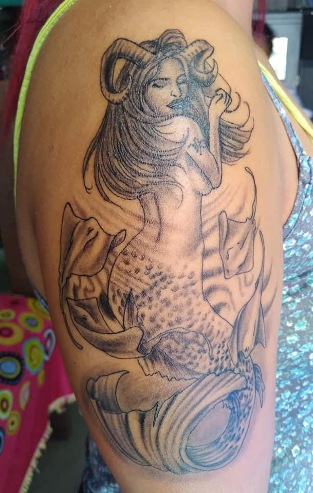 20 tatuaggi più apprezzati dalle donne Sirena in nero con corna di razza sul braccio