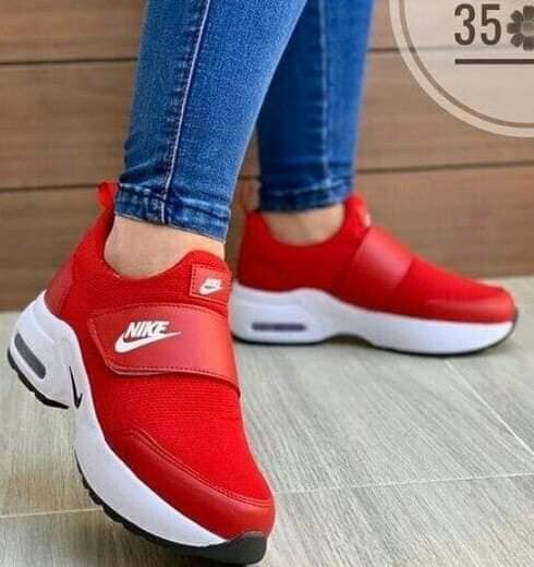 203 Chaussures Nike rouges avec semelle blanche