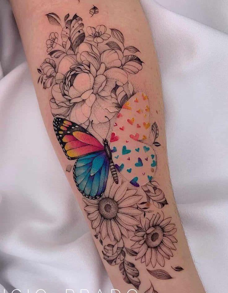 206 Metamorphose halbes Schmetterlings-Tattoo mit Flügel aus Herzen und Hintergrund aus schwarzen Blumen