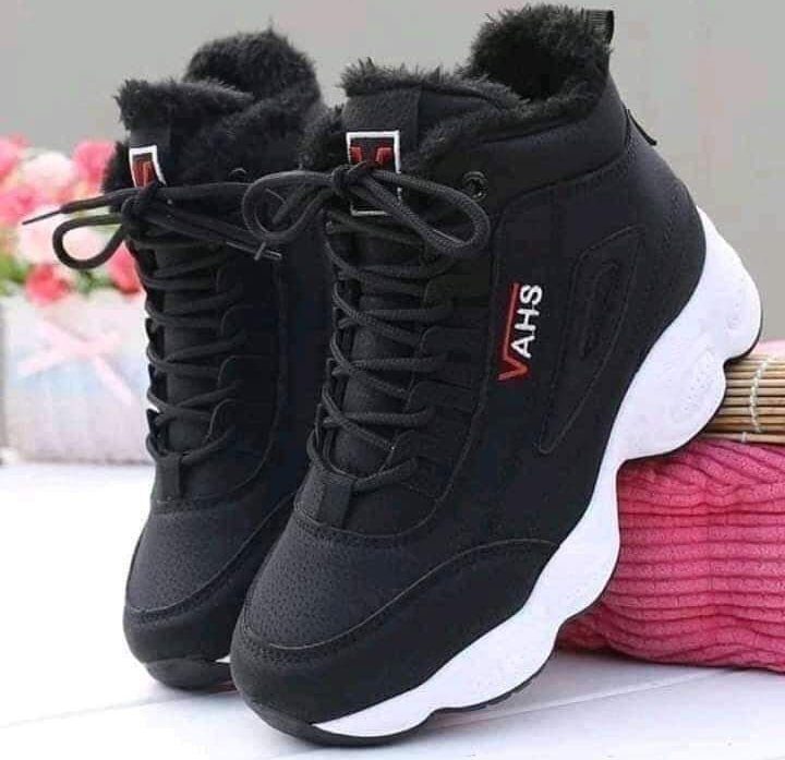 212 Vahs Boots Chaussures pour l'hiver au chaud avec peluche noire et blanche