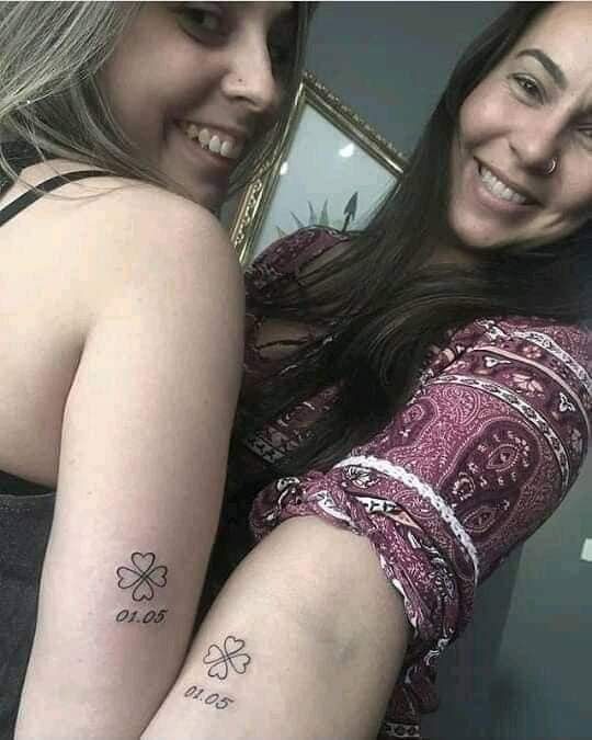 22 Tattoos für Schwestern und Freunde. Zwei kleine Kleeblätter mit Datum auf dem Unterarm