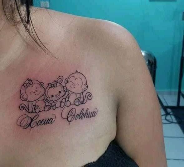 23 I tatuaggi più apprezzati dalle donne Tre scimmiette che rappresentano tre bambini si chiamano Cocua colohua sopra il petto