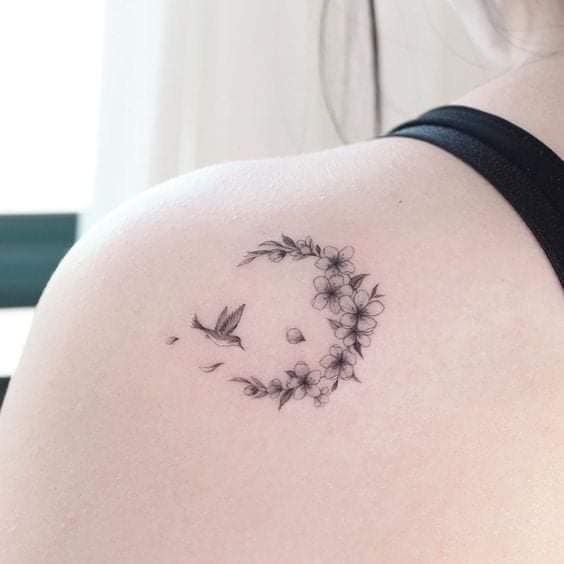 24 Tatuaje de Luna en hombro omoplato Media Luna de flores con pajaro volando hacia ella