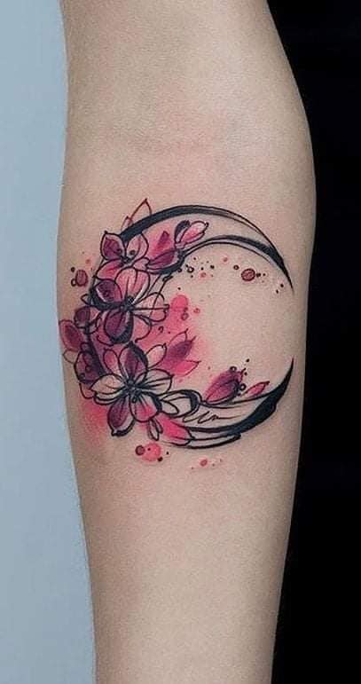 26 Rosa Aquarell-Mond-Tattoo auf dem Unterarm, Halbmond