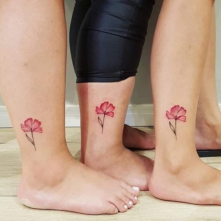 26 tatuagens para irmãs amigas três papoulas vermelhas nas panturrilhas
