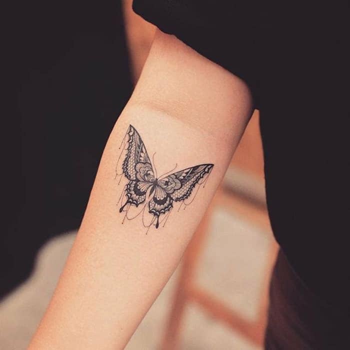 27 schwarze Schmetterlings-Tattoos auf dem Unterarm mit Traumfänger-Ornamenten