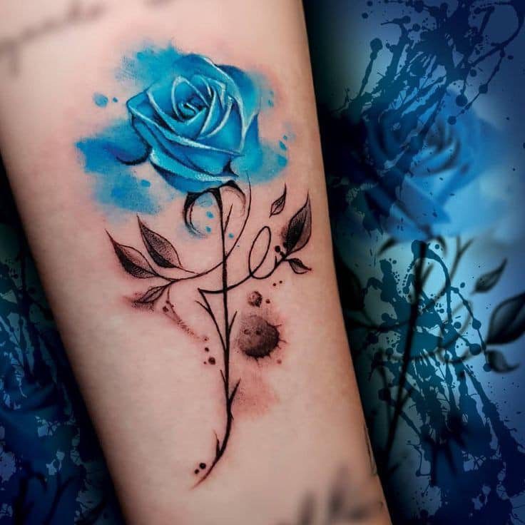 276 tatuaggi di rose azzurre in acquerello con stelo nero che formano la parola FEDE