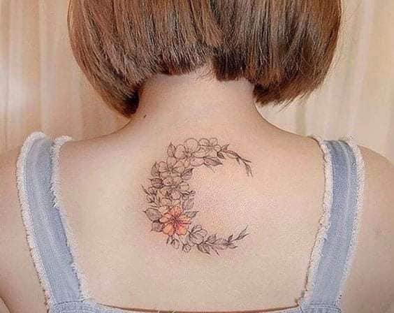 3 TOP 3 Tatuaje de Luna en Espalda debajo de la nuca entre los omoplatos media luna de flores y hojas una color salmon
