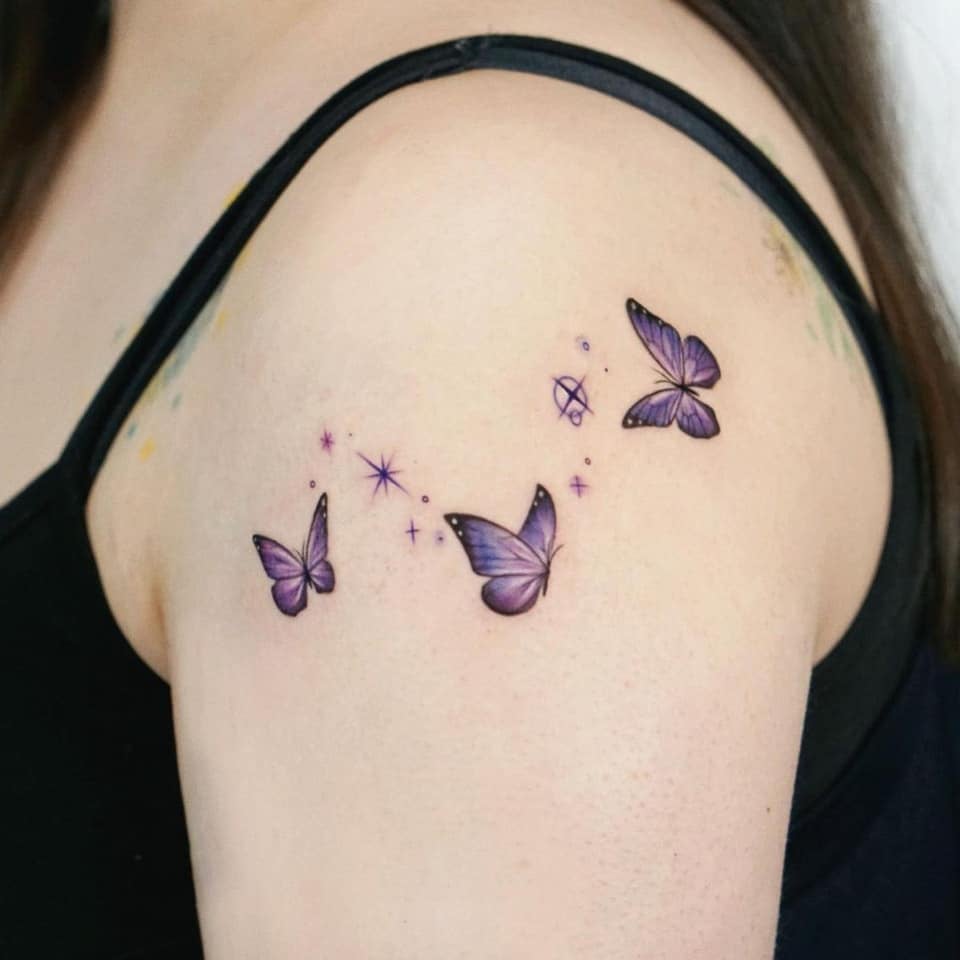 3 TOP 3 Tatuaggi a farfalla Tre farfalle lilla viola e stelle sul braccio