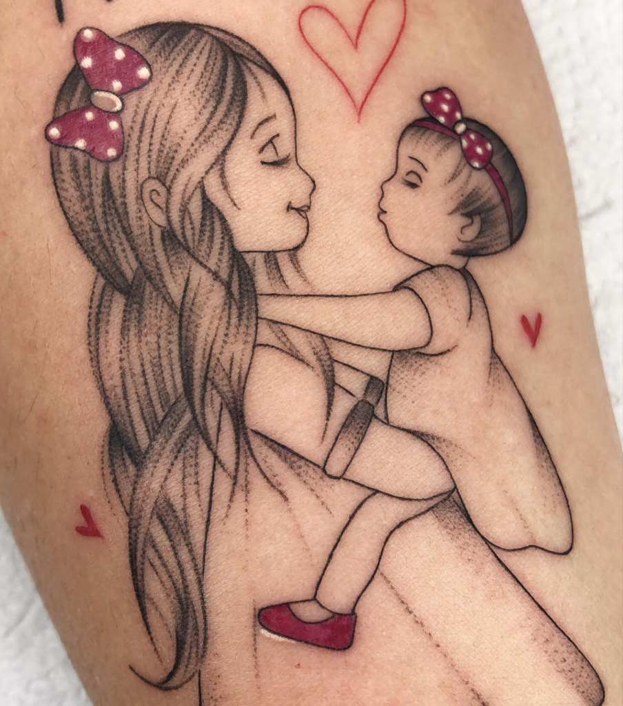 3 TOP 3 Tattoos eines Mädchens, das ein kleineres Mädchenbaby hochhebt, mit Herzen in Rot, Künstlerin Andressa Mayara, Santa Catarina, Brasilien