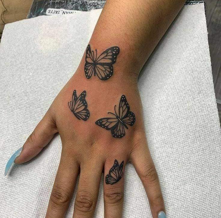 36 farfalle nere sulle mani