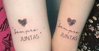 36 Tatuajes para mejores Amigas inscripcion Siempre Juntas con corazon en parte de atras del brazo