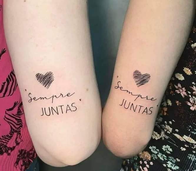 36 tatuaggi per i migliori amici con scritta Always Together con un cuore sul retro del braccio