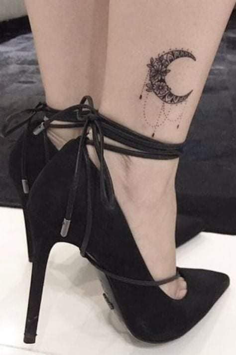 4 TOP 4 Tatuaje de Luna en Tobillo en Negro para mujer luce con tacones media luna rellena de flores y colgantes