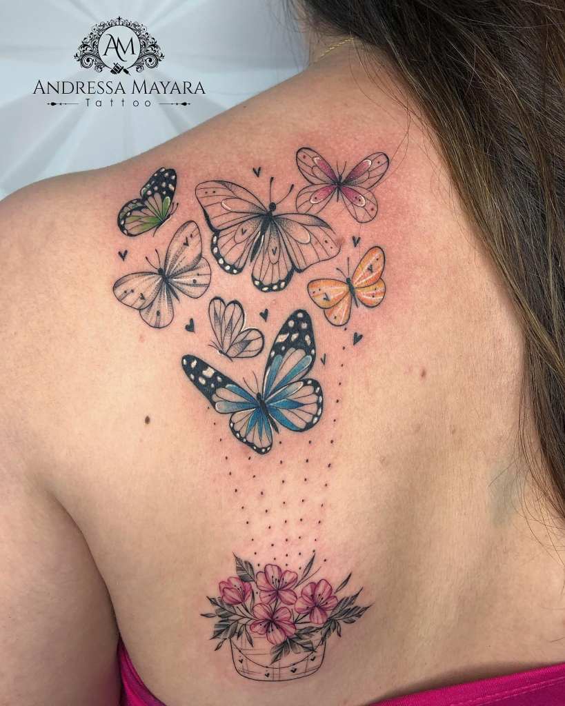 4 TOP 4 Tatuaggi di un contenitore con fiori rossi da cui escono farfalle di tutti i colori sulla spalla e sulla schiena Artista Andressa Mayara Santa Catarina Brasile